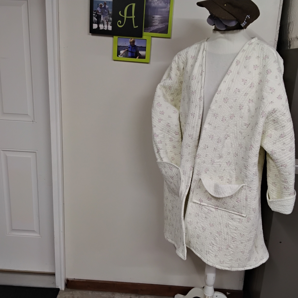 3822 Size 2X Women's Upcycled Quilted Cream Coat, Made from a Quilt. - Picture 7 of 7